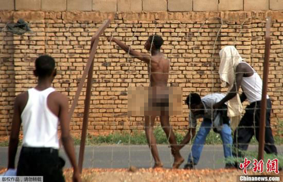 近日，隨著一部涉嫌詆毀伊斯蘭教與先知默罕默德的美國電影《穆斯林的無知》上映，多個國家的伊斯蘭教教徒掀起“反美浪潮”，引發流血衝突。圖為當地時間9月14日，蘇丹首府喀土穆，一名男子裸身抗議。