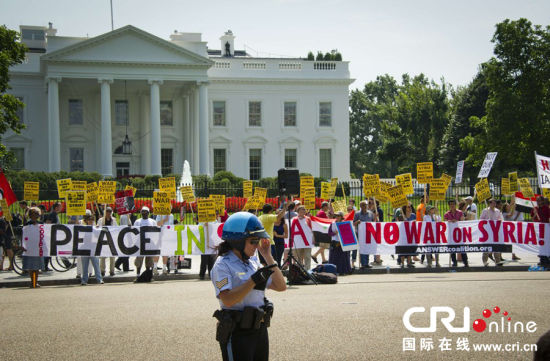 当地时间2013年8月31日，美国民众举行抗议活动，呼吁和平，反对奥巴马政府寻求对叙利亚采取军事行动。 图片作者:MLADEN ANTONOV/CFP