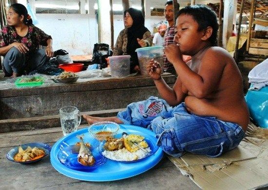 印尼男童2岁吸烟上瘾戒烟后对食物上瘾(图)|食