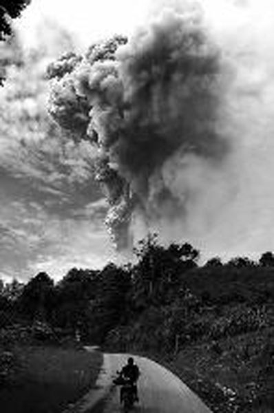 警报升级 印尼火山吓退万人(图)