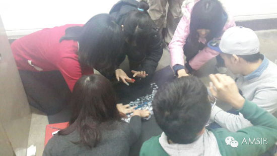 马来留学生手绘指印飞机图 为马航MH370祈福