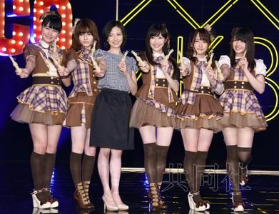 在"成人akb48"甄选中胜出的日本家庭主妇冢本麻里子与akb48成员合影.