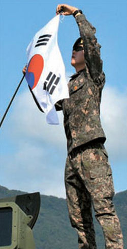 韩国军队为迎接爱国节日撤换中国产国旗(网页截图)