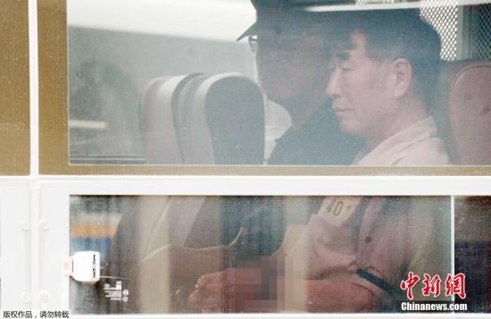 资料图：2014年6月10日，韩国光州，针对“世越号”（原译为“岁月号”）沉船事故涉事船员的正式审理程序开始，韩国对涉事船员进行首场审判，“世越号”船长李俊锡被押送前往法院。中国新闻网