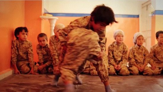 极端组织伊斯兰国（ISIS）近日公布的一段最新宣传视频再次震惊全球。该视频显示，伊斯兰国目前正在集中训练大批来自哈萨克斯坦的“娃娃兵”。（图片来源：英国《每日邮报》）