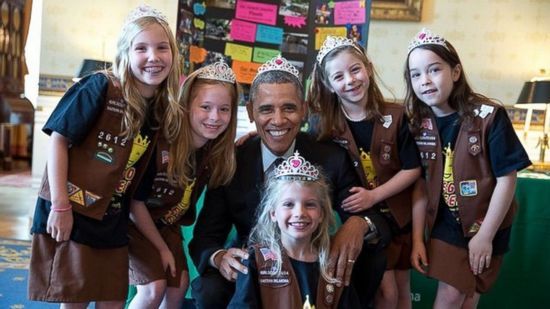 奥巴马打破原则 与小女孩们头戴小皇冠合影(图)