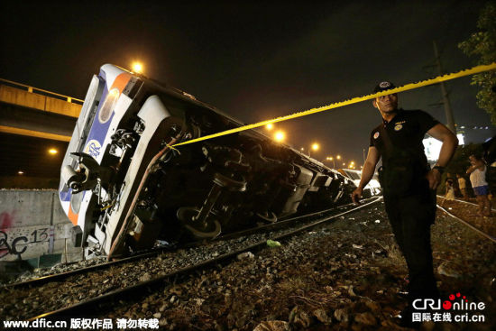 铁路公司一列火车29日下午在菲首都大马尼拉地区行驶时发生脱轨事故