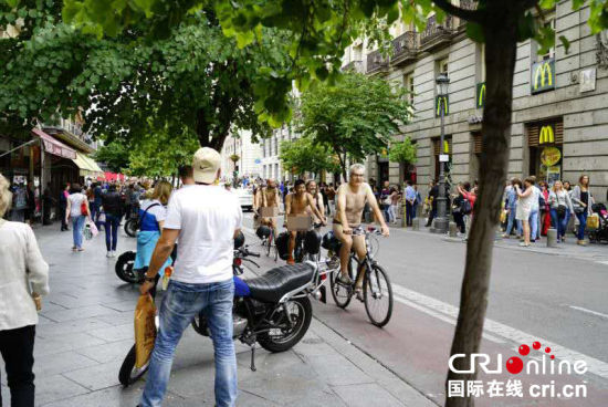 西班牙举行裸骑活动 身体力行减排环保