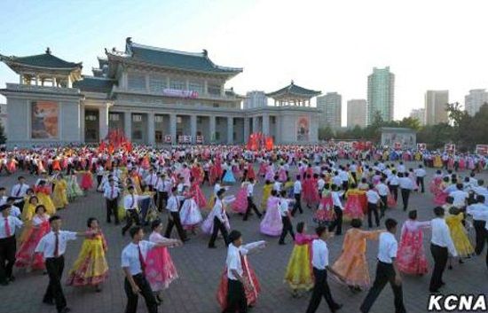 庆祝朝鲜成立67周年青年学生舞会9日在全国各地举行。朝鲜层参（朝中社）