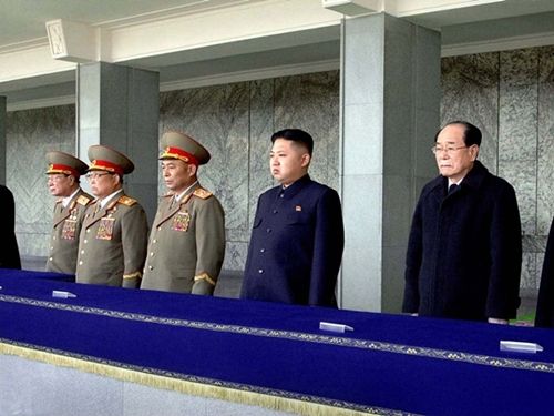 3月25日，金正恩(右三)在平壤出席已故领袖金正日“百日哀悼”纪念活动。法新/朝中