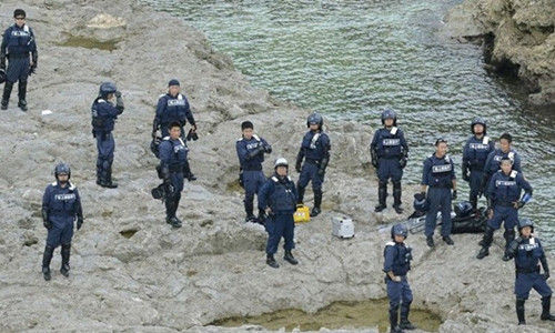 2012年，日本海上保安厅部分保安官和冲绳县警察本部数十名警察官登上钓鱼岛 