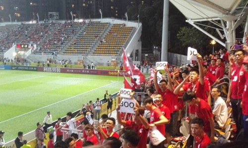 11月17日晚8点，世界杯预选赛国足客场对战香港，现场一些香港球迷高举“boo（嘘声）”字样的标语，以回应国际足联“禁止嘘国歌”的规定