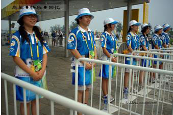 奥运志愿者参加鸟巢赛场服务