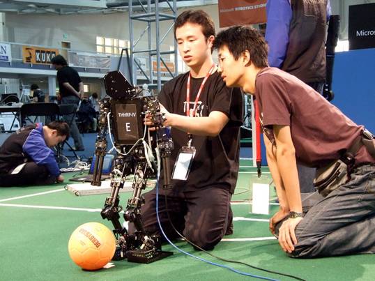 学生在国际机器人比赛现场