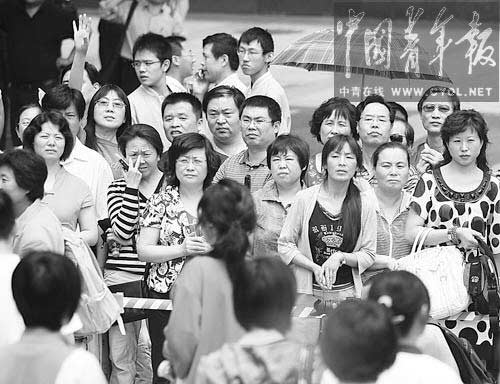 6月7日，2009年高考拉开帷幕。第一场考试结束后，众多家长在北京八中考点外等候孩子步出考场。本报记者 郑萍萍摄
