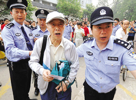 八旬老人九次高考十分“trouble” 八旬老人九次高考十分“trouble”