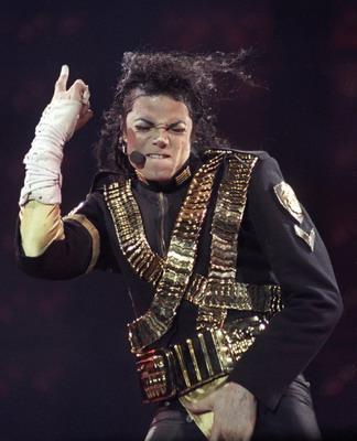 Pop superstar Michael Jackson performs a song dressed like a US 'Cop' during a concert in Sao Paulo, in this October 15, 1993 file photo. [Agencies]