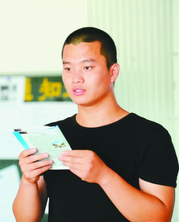 考生在接受面试 考生在接受面试