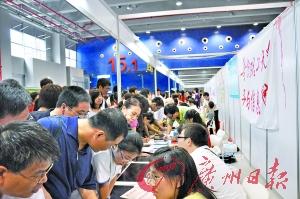 很多考生是全家一起上阵。 很多考生是全家一起上阵。