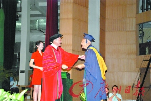 中大校长黄达人(左前)为66岁硕士李奕权(右前)颁发学位证书 中大校长黄达人(左前)为66岁硕士李奕权(右前)颁发学位证书
