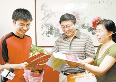 西安首份录取通知书送达 邮政局提醒查询(图)