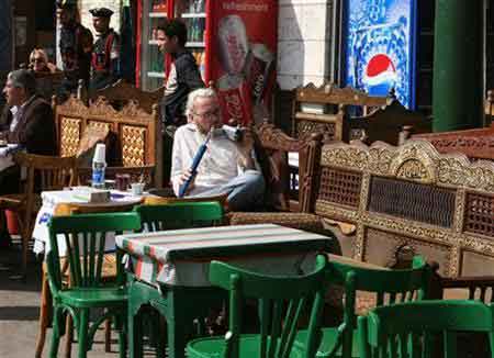 A foreign tourist smokes from a water pipe in a coffee shop in Cairo February 23, 2009(Agencies)