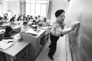 昨日,一中学教师在课堂上讲解作业 本报记者 石涛 摄 昨日,一中学教师在课堂上讲解作业 本报记者 石涛 摄