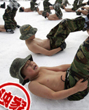 韩国学生雪地赤膊军训