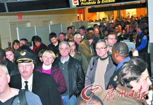 1月4日，美國紐瓦克國際機場，大量已經通過安檢進入隔離區的乘客被要求回到公共區再次接受安檢，混亂場面皆由中國留學博士一吻而起。 據 新華社