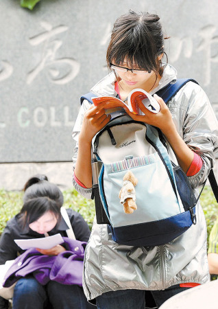 5月8日,在南京女子中专考点,考生在等候进场时抓紧复习。 新华社记者 孙参摄 5月8日,在南京女子中专考点,考生在等候进场时抓紧复习。 新华社记者 孙参摄