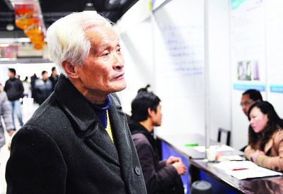 80岁的韩爹爹为自己40多岁的儿子找工作。(记者詹松 摄)