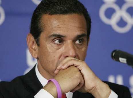 Los Angeles Mayor Antonio Villaraigosa has agreed to pay a fine of $42,000 for accepting free tickets to shows and sports events such as Lakers games
