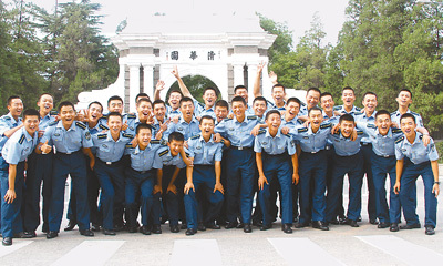 9月13日，首批联合培养飞行学员在北京清华大学清华园合影。申进科摄（新华社发）
