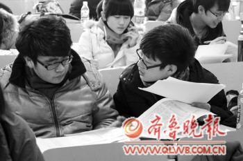 15日，在一家培训机构，艺考生们正在商讨报考的院校 　本报记者 常学艺 摄