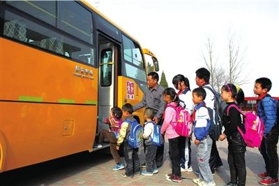 天津市武清区梅厂镇东梁庄村的孩子们登上校车。新华社发