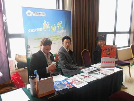 �����ٰļʽ���չ�ܵ�ѧ����ӭ