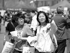 日前，在2012年全国高校招生联合咨询会上，众多考生家长前来咨询填报志愿。CFP图 