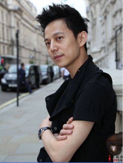 组图:何炅伦敦街头文艺范儿造型