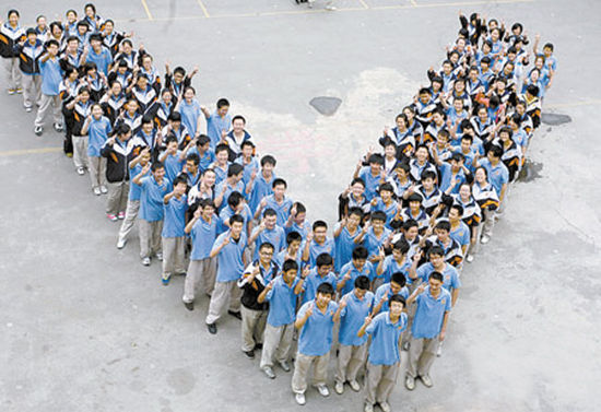 2010年6月，乌鲁木齐市第54中高三百余名学生课间组成代表胜利的“V”字，迎接高考鼓劲加油。(资料图片)