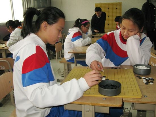 华夏女中的学生们在进行围棋比赛