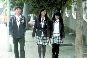 巴蜀中学龙湖校区,学生们穿着新校服上学. 重庆晨报记者 许恢毅 摄