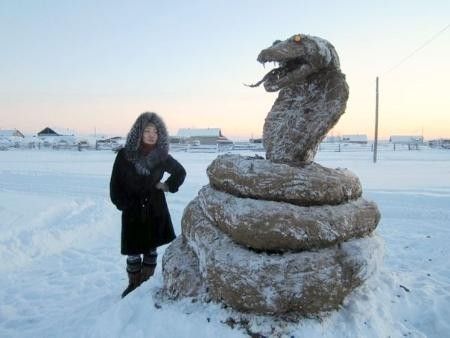 俄罗斯牛粪用途多:被雕刻成蛇像迎新年