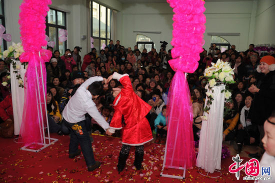 幼儿园为100多名自由恋爱孩子举办集体婚礼