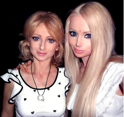 3-űValeria Lukyanova with mum Irina
