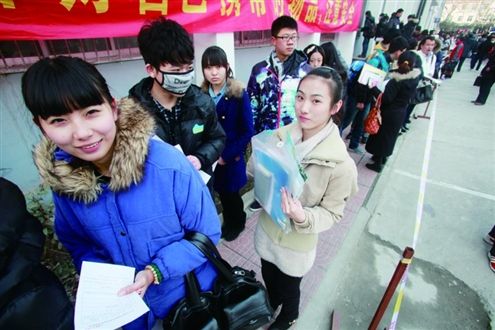 为获得理想的“印象分”，考生精心打扮记者郑涛摄