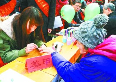 【汉网市民记者吴国响 图文报道】3月2日，在武钢学雷锋志愿服务活动现场，一位年轻美女正在给一位老太太做美甲，旁边人啧啧称奇。 　　【本报记者王震 核实】前天上午，武钢开展了一年一度的学雷锋志愿者活动。在钢都花园旁的大马路两旁，武钢40多家单位的1000多名职工，摆摊开展各式各样的志愿者服务活动。有义务修家电、理发、诊疗的，有给居民画素描、剪纸或者教人利用废旧包装材料做插花的，也有回收旧电池送新电池的，还有人磨豆浆送环卫工人喝，总之各尽所能。 　　发帖的吴师傅是武钢退休职工，他兴致勃勃地在现场拍照。他看见一个老太太在美甲摊位前站住了，“摊主”是个漂亮的姑娘，招呼她坐坐。老太太坐下伸出手来，小姑娘仔细地给一个指甲一个指甲地做。 　　小姑娘问她多大年纪，老太太做出“八”的手势，又指了指耳朵，示意自己有些耳背。做完后，老太太欣赏了半天。小姑娘叫王芸，在武钢参加工作不久，武大新闻与传播学院研究生毕业。