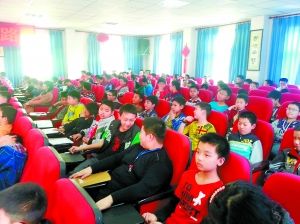 12岁女生为引男生注意偷用妈妈化妆品(图)