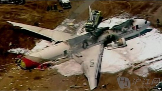 波音777客机坠毁 两名中国女孩遇难(双语)