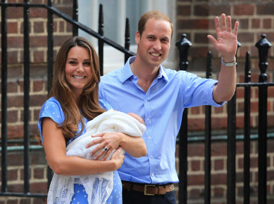 凯特王妃抱新生儿出院 英国小王子亮相