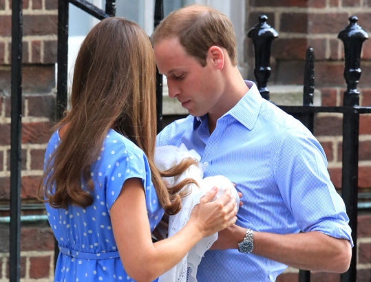 凯特王妃抱新生儿出院 英国小王子亮相